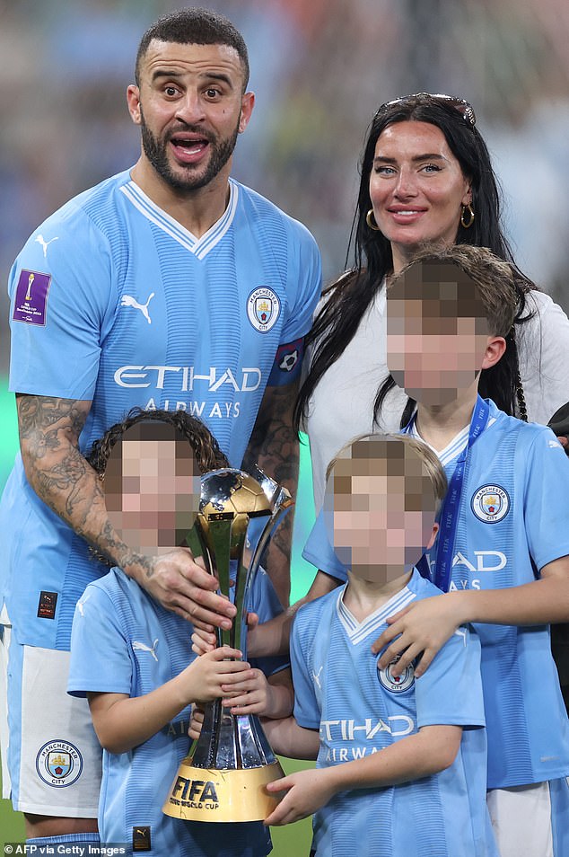 Annie je trebala letjeti sa četvero djece kako bi vidjela zvijezdu Engleske, 34, debitirala je s AC Milanom. Na slici zajedno s troje njihove djece 2023. godine