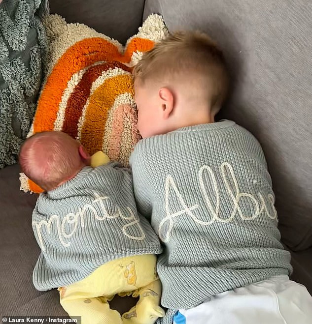 Laura, koja je doživjela spontani pobačaj i izvanmaterničnu trudnoću, pozdravila je svoje sinove Montyja i Albieja - Albie je rođen 2017., a Monty 2023.