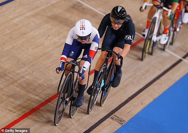 Laura iz tima Velike Britanije i Holly Edmondston iz tima Novog Zelanda slikaju se u sprintu tijekom utrke Omnium bodova za žene na Olimpijskim igrama u Tokiju 2020.