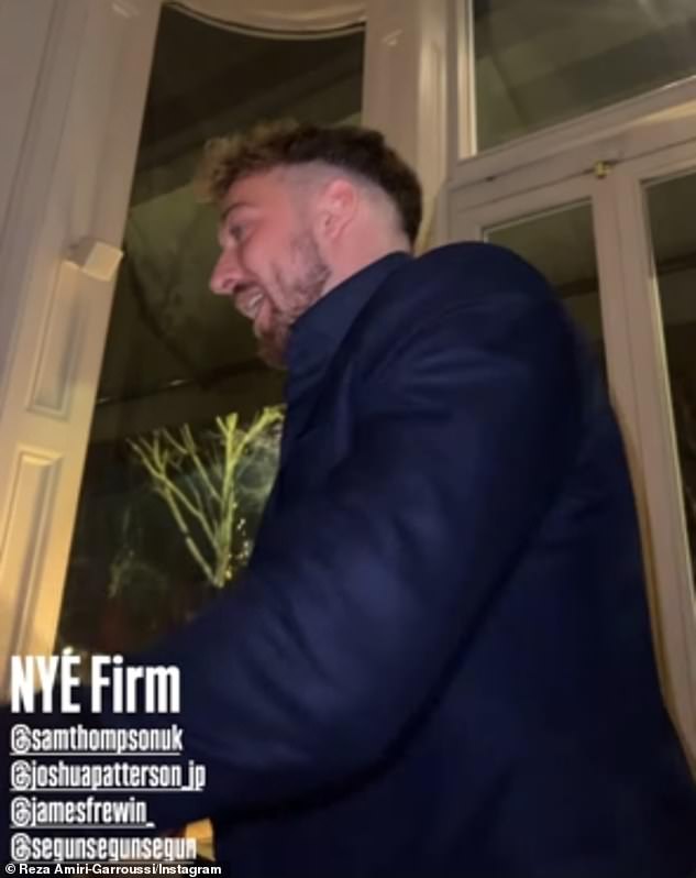 Bivša zvijezda E4 snimljena je kako snima i slavi Novu godinu s grupom prijatelja u Kensington Roof Gardensu