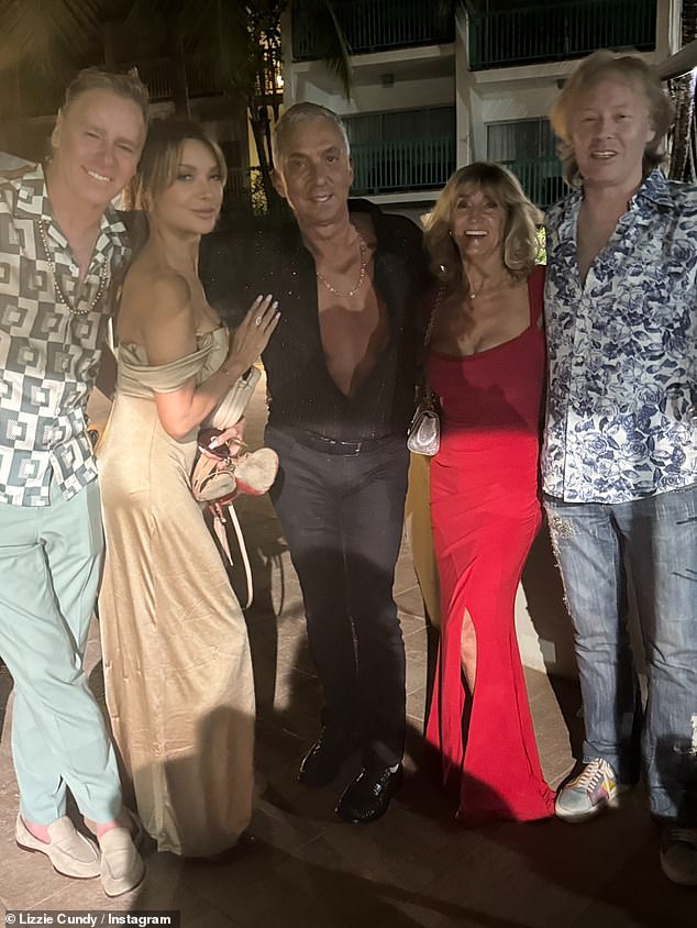 TV liku pridružio se i njezin prijatelj Bruno Tonioli (69) (u sredini) koji je stilizirao figuru u crnoj košulji koju je ostavio otkopčanu kako bi pokazao svoju zategnutu građu