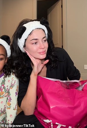 Otišavši na TikTok, majka dvoje djece podijelila je slatki video sebe, svoje kćeri Stormi i nećakinje Chicago kako prikazuju Ulta shopping haul
