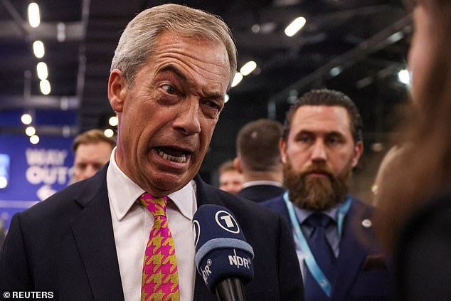 Čelnik stranke Reform UK Nigel Farage govori za medije na nacionalnoj konferenciji britanske stranke Reform UK u Birminghamu