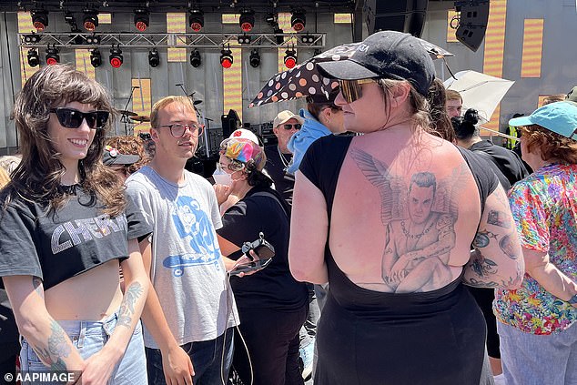 Fed Square brzo je dosegao maksimalan kapacitet jer su obožavatelji požurili osigurati mjesto na koncertu, a stotine su ostale ležati na dekama na vrhu brda iznad rijeke