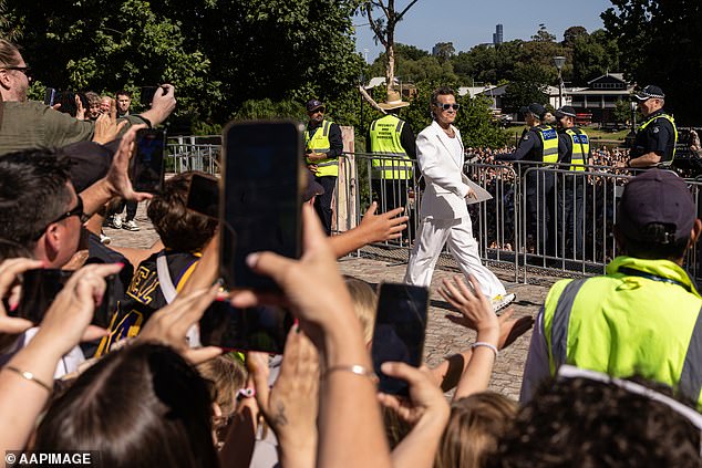 Robbie je stigao na Fed Square pred hordu obožavatelja koji su vrištali