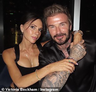 Svijet je u srijedu bio još jednu godinu stariji, ali čini se da je Victoria Beckham vratila vrijeme unazad kada je sa suprugom Davidom ušla u 2025.