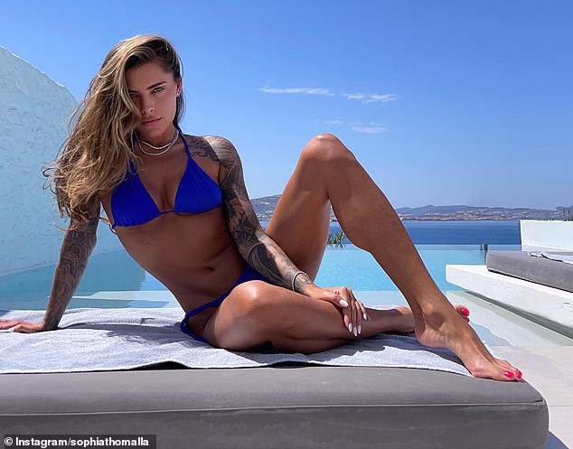 Thomalla je prije bila u vezi s bivšim vratarom Liverpoola i Newcastlea Lorisom Kariusom