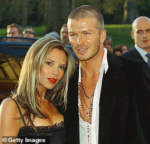 Odjevena u kratki top s izraženim dekolteom, majka četvero djece prizvala je slike svoje prošlosti Posh Spice (na slici s Davidom 2004.)