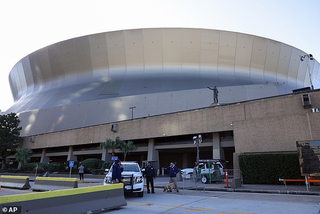 Sigurnosni psi i psi njuškači bombi provjeravaju vozila dok ulaze u garažu Superdome