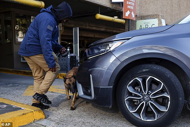 Osiguranje i psi njuškači bombi provjeravaju vozila dok ulaze u garažu Superdome