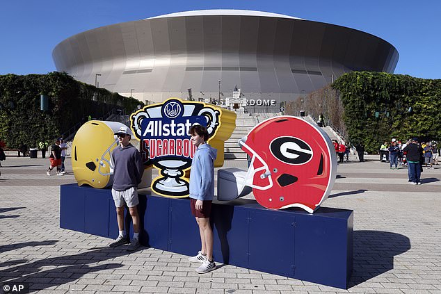 Obožavatelji poziraju za fotografije u fan zoni Caesars Superdome Champions Square