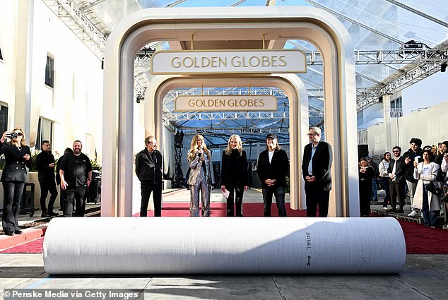 Zvijezda je također sudjelovala u ceremoniji postavljanja tepiha dok je postavljala crveni tepih za večer punu zvijezda zajedno s Barryjem Adelmanom, Helen Hoehne, Glennom Weissom i Rickyjem Kirshnerom