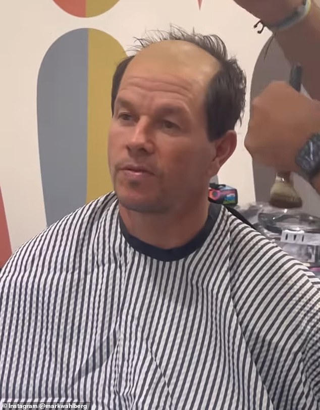U snimci, Wahlberg sjedi u brijačkom stolcu dok njegov stilist brije dijelove njegove prepoznatljive crnke kose, ostavljajući prednji dio i tjeme potpuno golim – upečatljiv izgled za njegovu najnoviju ulogu