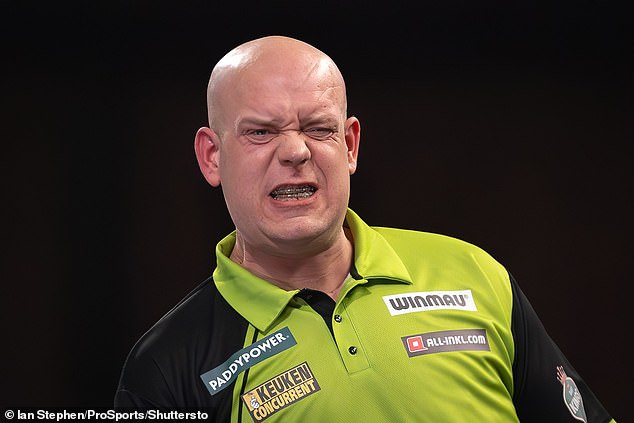 Van Gerwen se sada može vidjeti kako nosi protezu dok igra dok se nastavlja boriti s problemima