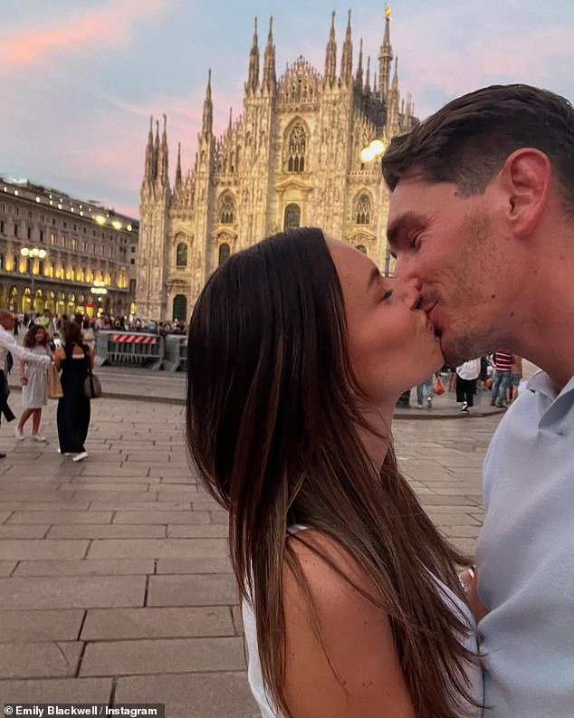 Emily je također podijelila snimku para kako uživaju u strastvenom puzanju ispred milanske katedrale
