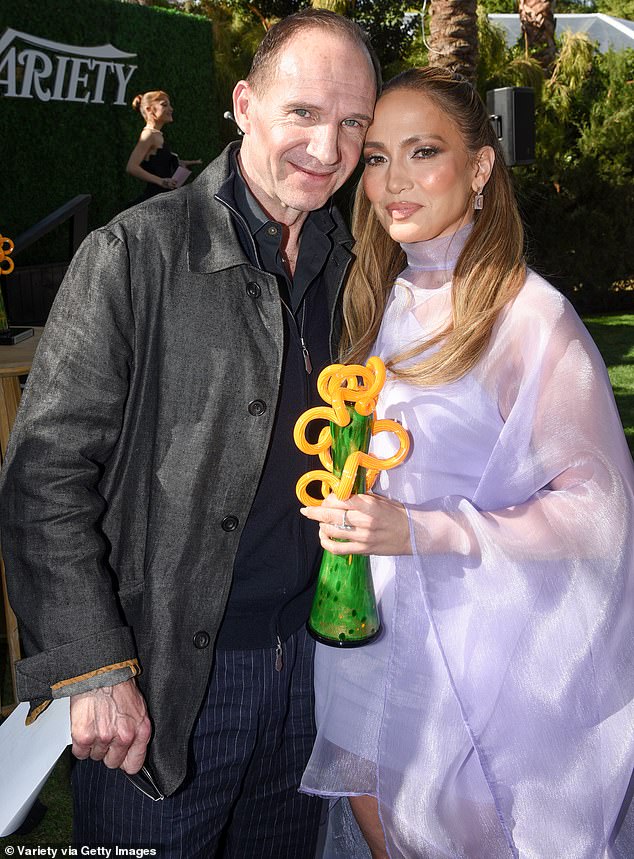 Izvan pozornice, par je pozirao jedan uz drugoga fotografima, na slikama koje su njihove obožavatelje izazvale paroksizam oduševljenja na internetu