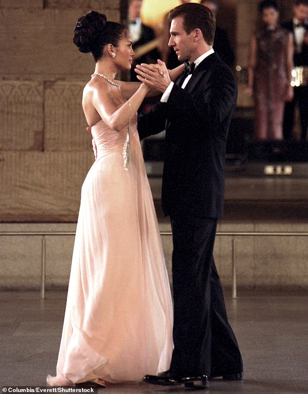 U romantičnoj komediji Ralph je glumio republikanskog kandidata za Senat koji se zaljubi u hotelsku sobaricu koju glumi Jo nakon što ju je zamijenio za pripadnicu društva