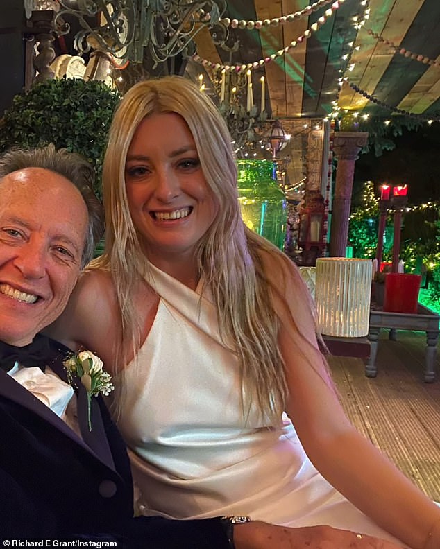 Zvijezda je bila obuzeta bijesom kad se prisjetio kako su loše postupali s njegovom kćeri Olivijom - koja je sada direktorica kastinga - na setu (Richard i Olivia na fotografiji na njezinom vjenčanju)