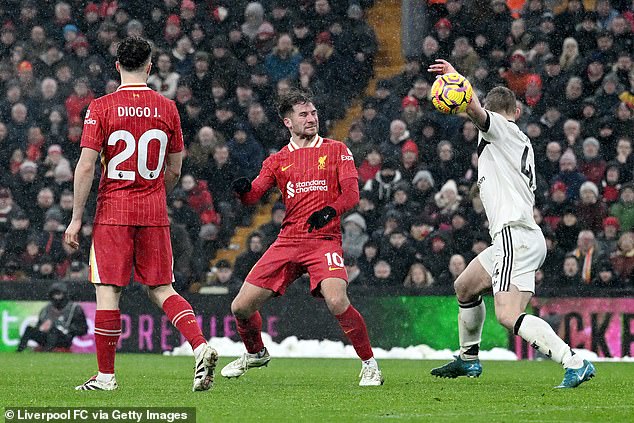 Matthijs de Ligt je kažnjen za igranje rukom nakon što je sudac Michael Oliver konzultirao svoj monitor