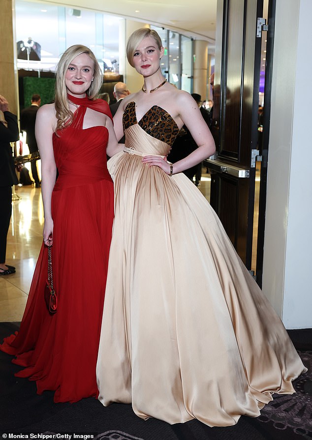 Nekoliko sati ranije, Fanning je blistala u crvenoj haljini Dolce & Gabbana dok je njezina mlađa sestra nosila prilagođenu rekreaciju Pierre Balmain haute couture FW/53 balske haljine - obje je odabrala stilistica Samantha McMillen