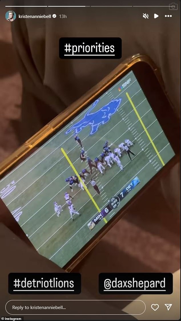 Glumica Frozena je iznad isječka napisala '#priorities #detroitlions @daxshepard'. Naposljetku, Lionsi su pobijedili Vikingse 31-9 u NFL utakmici