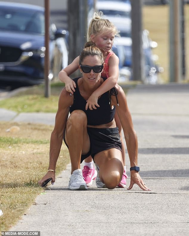 Candice je viđena kako trči sa svojim kćerima, Ivy, 10, Indi, osam i Islom, pet, dok su vježbale u blizini svoje kuće