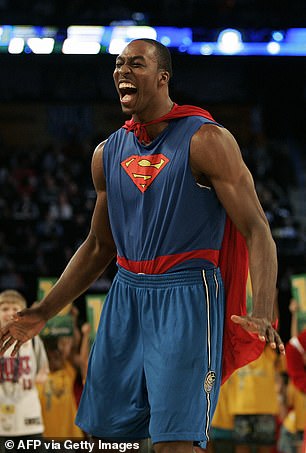 Dwight Howard iz Orlando Magica nosi Supermanov ogrtač u Sprite Slam-Dunk natjecanju smije se u New Orleans Areni tijekom NBA All-Star vikenda 2008. 16. veljače 2008. u New Orleansu, Louisiana