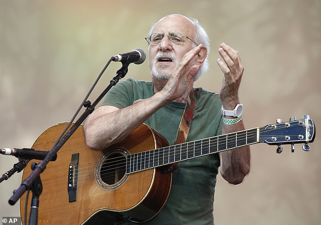 Peter Yarrow viđen je kako nastupa u New Yorku u srpnju 2014