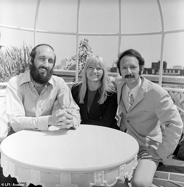 Druga dva člana Peter, Paul, And Mary bili su Paul Stookey (lijevo) koji je svirao gitaru i dao bariton vokale i Mary Travers (u sredini) koja je dala kontrato vokale; na slici su 1968