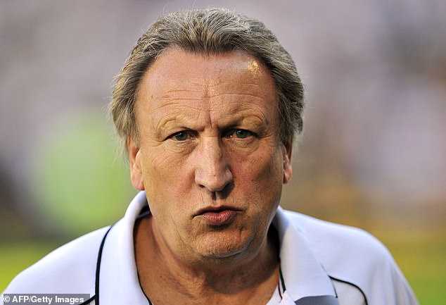 Bivši menadžer QPR-a Neil Warnock okrznuo je igrača i ustvrdio da bi nazvati ga kanalizacijskim štakorom bilo nepoštovanje prema životinji nakon još jednog kontroverznog trenutka