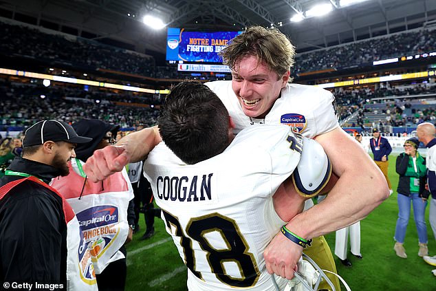 Mitch Jeter #98 iz Notre Dame Fighting Irish slavi s Patom Cooganom #78 nakon pobjede nad Penn State Nittany Lionsima 27-24 u Capital One Orange Bowlu