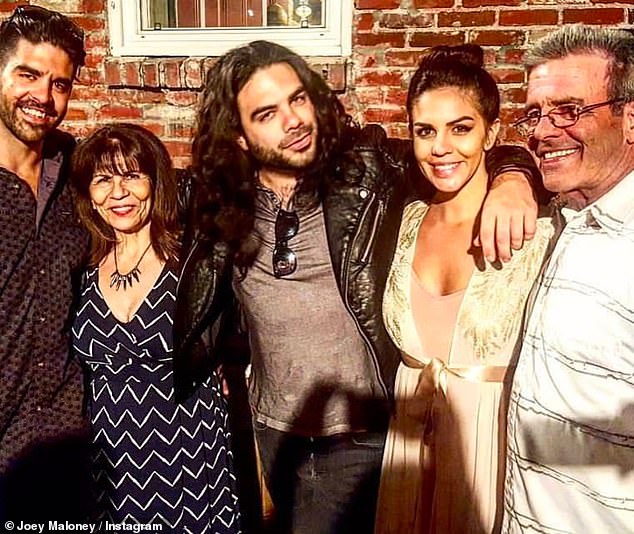 Katien i Rockyjev brat Joey (u sredini) objavio je sliku sve troje braće i sestara zajedno s njihovim roditeljima, Terri i Richard Maloney, uz svoju poruku na Instagramu prisjećajući se svog oca