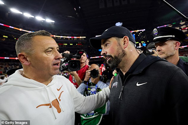 Glavni trener Steve Sarkisian iz Texas Longhornsa i glavni trener Ryan Day iz Ohio State Buckeyesa sastaju se nakon što je Ohio State pobijedio Texas 28-14 u petak na Cotton Bowlu u Dallasu