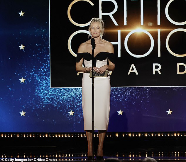 U srijedu je također odgođena dodjela Critics Choice Awards 2025. nakon što je prvotno trebala biti održana ovaj tjedan u nedjelju, 12. siječnja, a pomaknuta je na 26. siječnja; Chelsea Handler viđena kao voditeljica emisije 2023