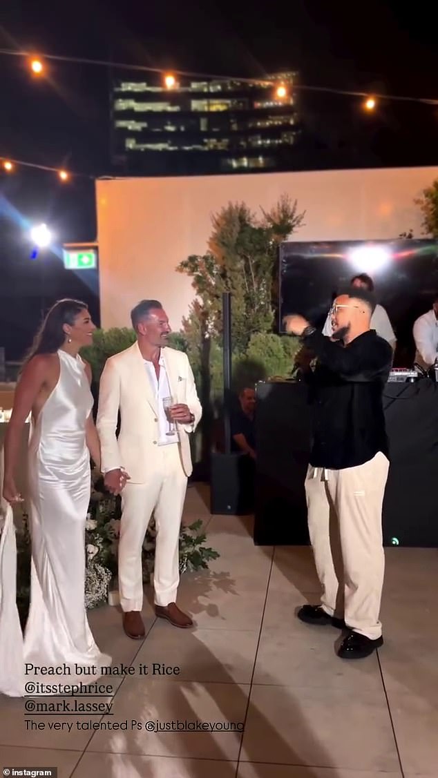 Par se sa svojim gostima zabavljao u noć