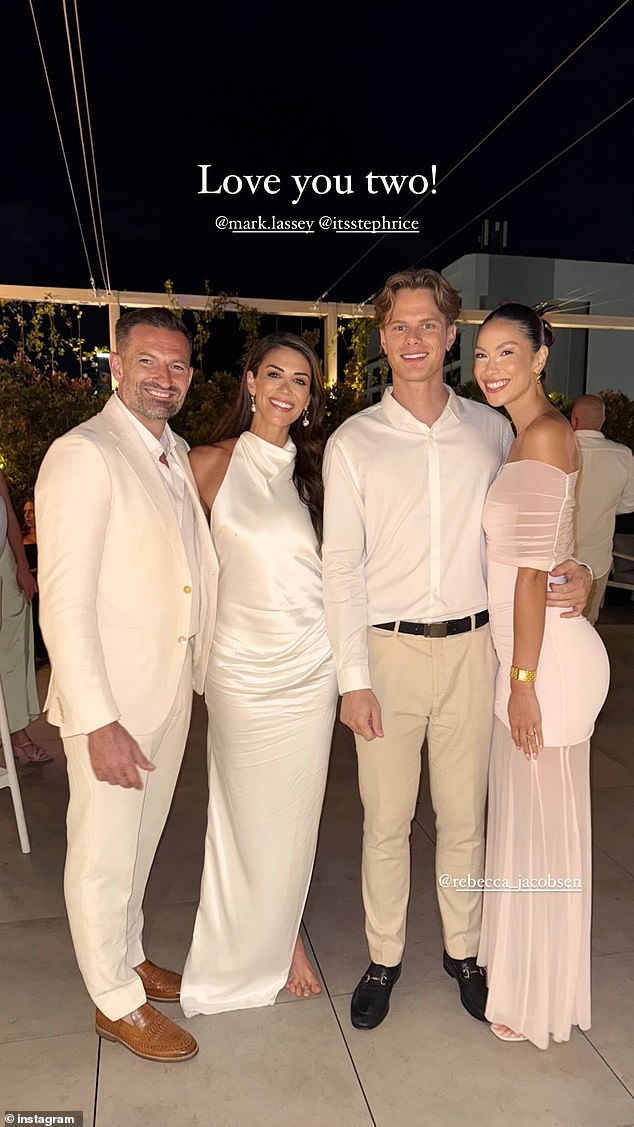 Mark je u međuvremenu izgledao dotjerano u krem ​​odijelu s bijelom košuljom nošenom djelomično otkopčanom