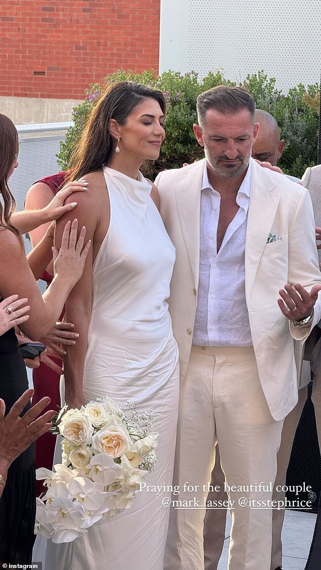 Na slikama, par je rekao 'Da' po drugi put na krovnoj lokaciji okružen obitelji i prijateljima