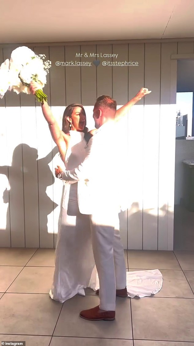 'I cijeloj našoj obitelji koja je molila, ohrabrivala i poštovala našu ljubavnu priču. Svi ste nam puno značili i učinili ste ova dva dana tako posebnima', rekla je