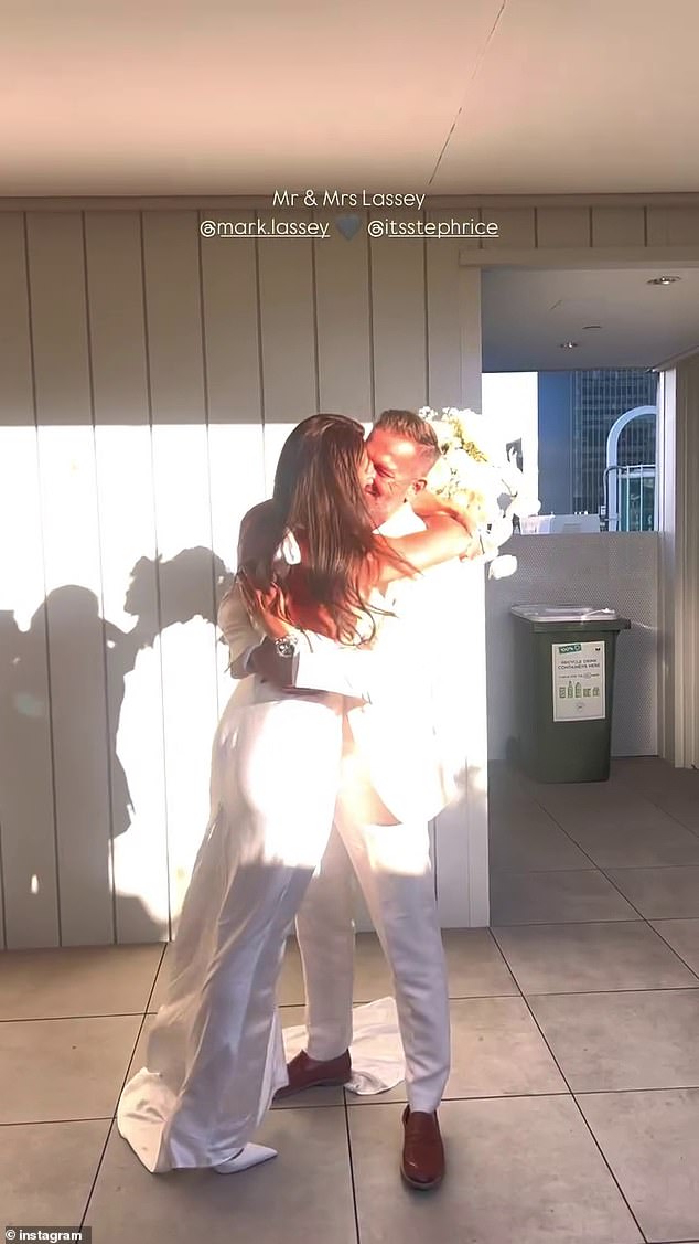 Steph je za svoju drugu ceremoniju odabrala prekrasnu svilenu haljinu bez rukava i dodala par bisernih naušnica