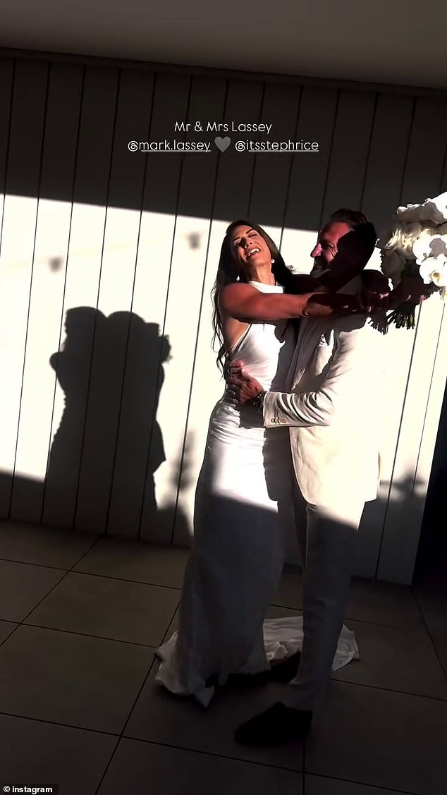 »Jer jedna noć nije bila dovoljna. Proveli smo nevjerojatnu noć slaveći naš brak i rastanak s našim najdražim ljudima, na najnevjerojatnijem krovu, u ovom prekrasnom gradu, pod Božjom prisutnošću', napisala je u svom opisu na Instagramu