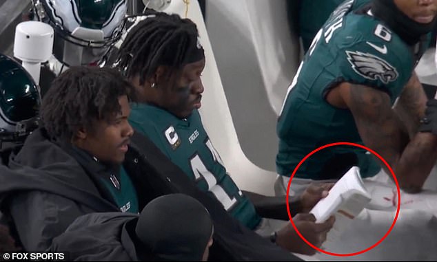 Brown je viđen kako čita knjigu na marginama utakmice Eagles' Wild Card prošlog vikenda