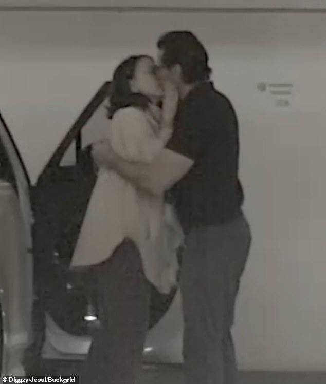 Foster je viđen kako nježno grli Jackmanovo lice dok su spojili usne