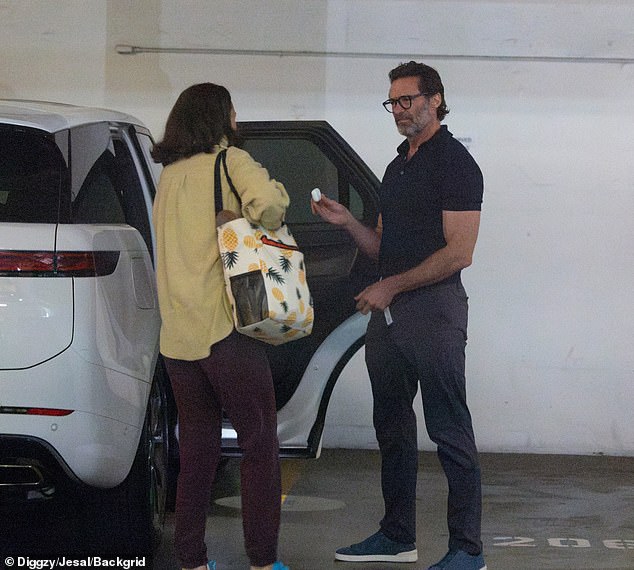 Jackman je držao naizgled futrolu za slušalice dok je razgovarao s Fosterom