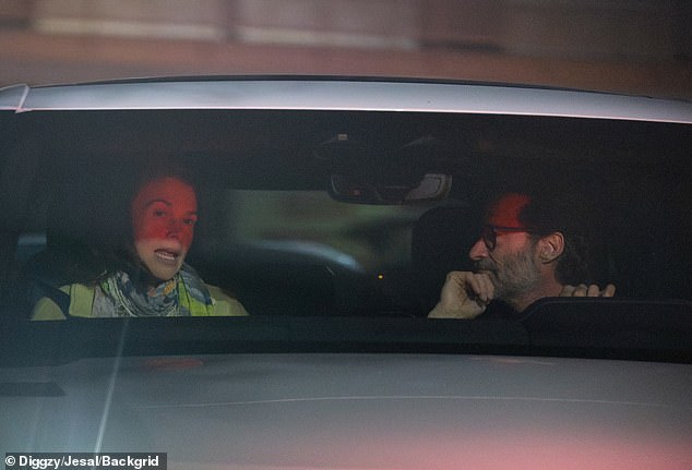 Pažljivo je pogledao svog novog partnera u autu