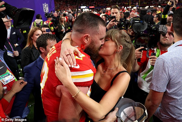 Kelce i Swift ljube se na terenu nakon što su Chiefsi prošle godine osvojili Super Bowl u Las Vegasu