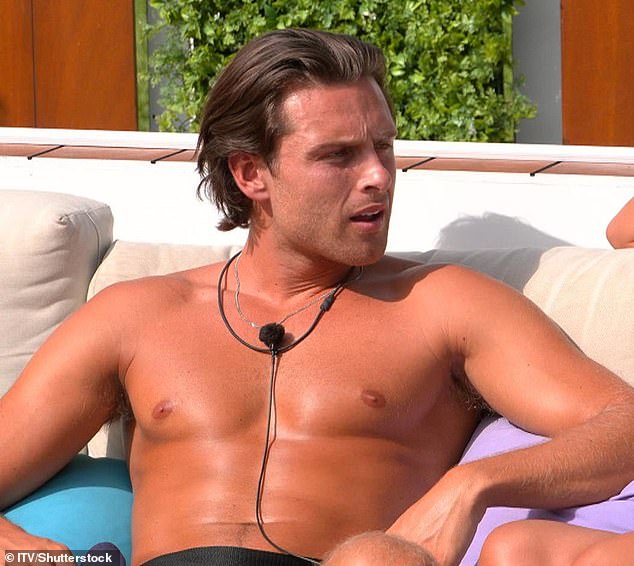 Izvor iz vile rekao je: 'Ovo bi Casey mogao biti treći put u vili, ali nema znakova umora od Love Islanda. Puca na sve strane, a posebno jedna djevojka ima pravi problem s njegovim prisustvom'