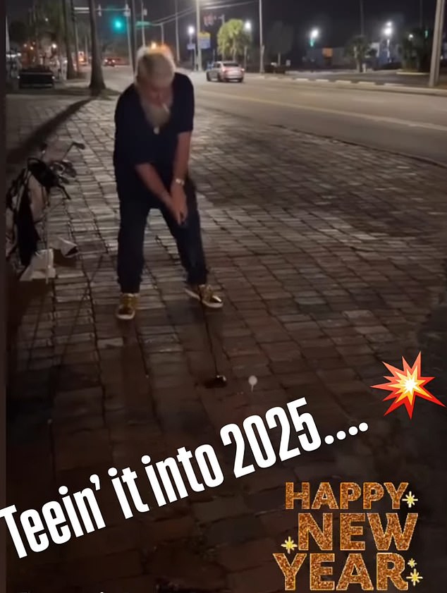 Daly je donio 2025. udarivši tee šut preko ceste s cigaretom u ustima