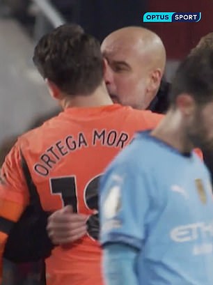 Moglo se vidjeti kako Guardiola zgrabi Ortegu dok je ovaj okretao glavu