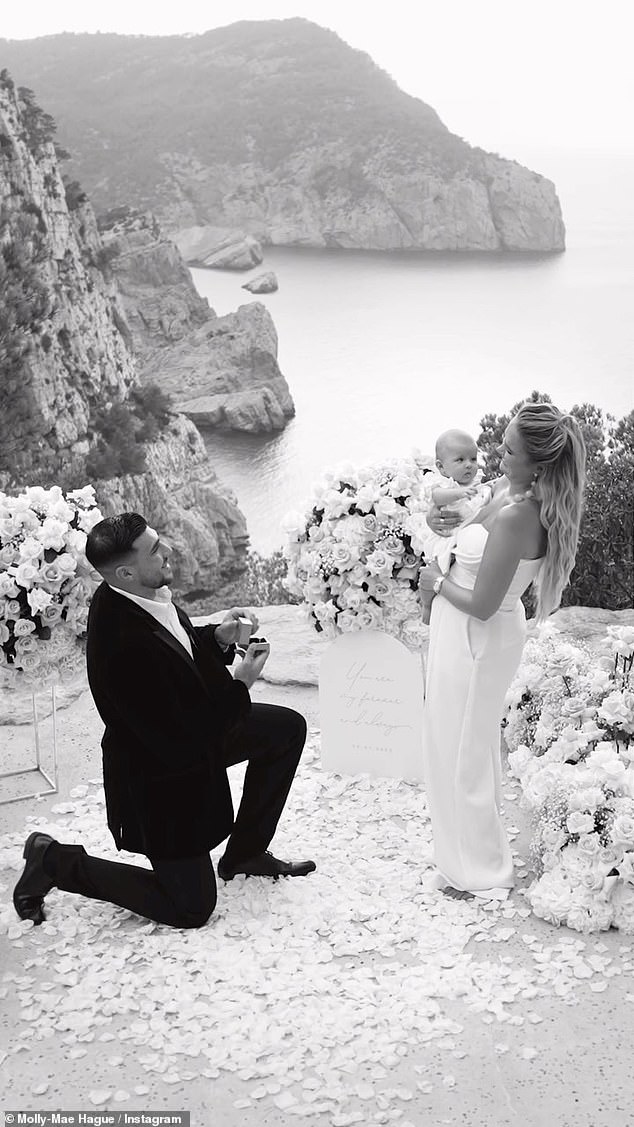 Par, koji je bio drugoplasirani u petoj sezoni reality TV emisije Love Island 2019., zaručio se 2023., nekoliko mjeseci nakon što su dobili kćer Bambi