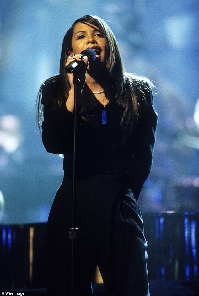 Pokojna zvijezda dobila je niz priznanja, uključujući tri American Music Awards i dvije MTV Video Music Awards; viđen 1997. u New Yorku